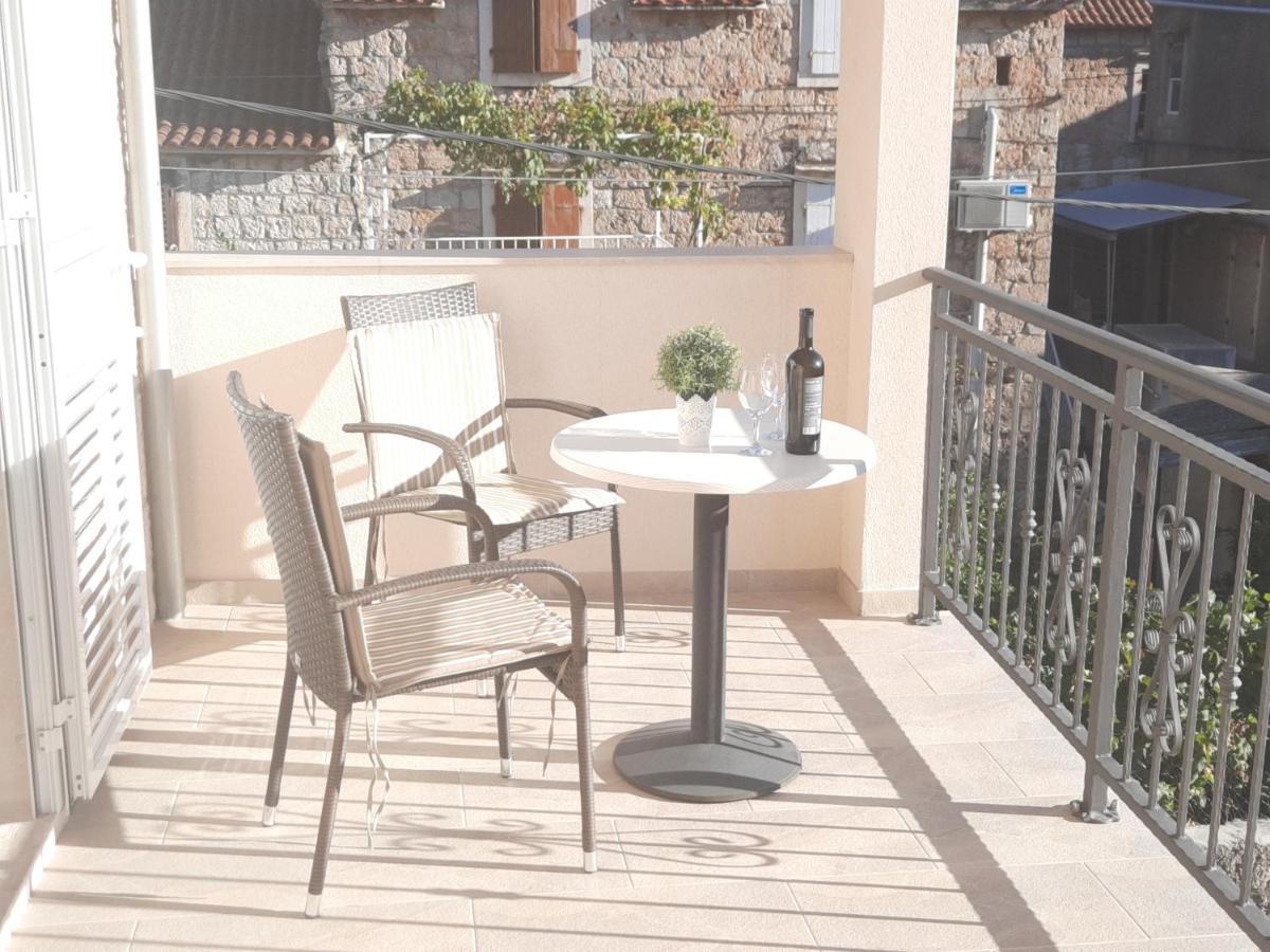 Apartments Villa Beba Komiza Ngoại thất bức ảnh