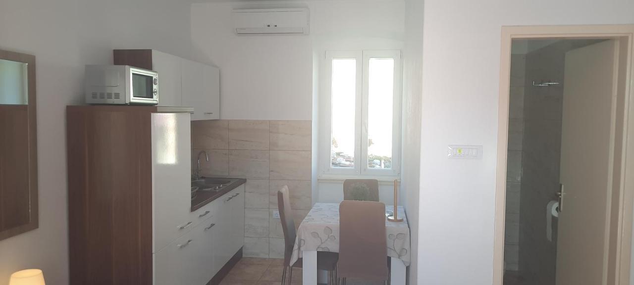 Apartments Villa Beba Komiza Ngoại thất bức ảnh
